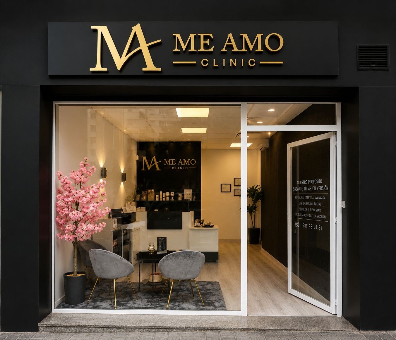 Fachada de Me Amo Clinic en Madrid: rótulo dorado y escaparate con la sala de espera