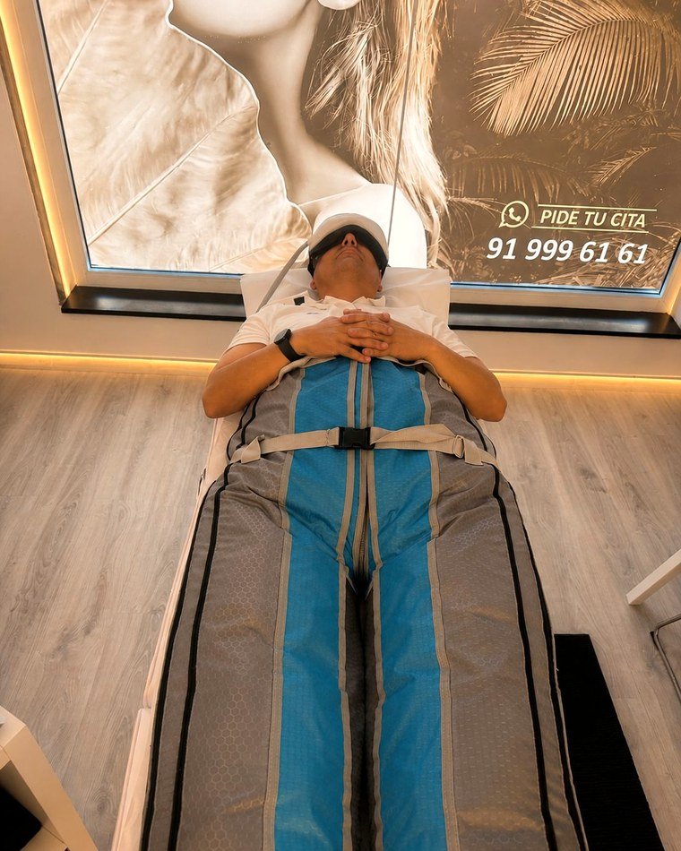 Paciente recibiendo una sesión de presoterapia corporal en Me Amo Clinic